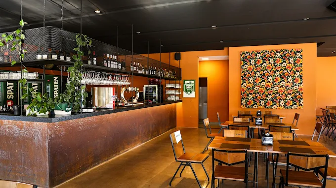 Interior da Casa da Cachaça em Londrina - happy hour