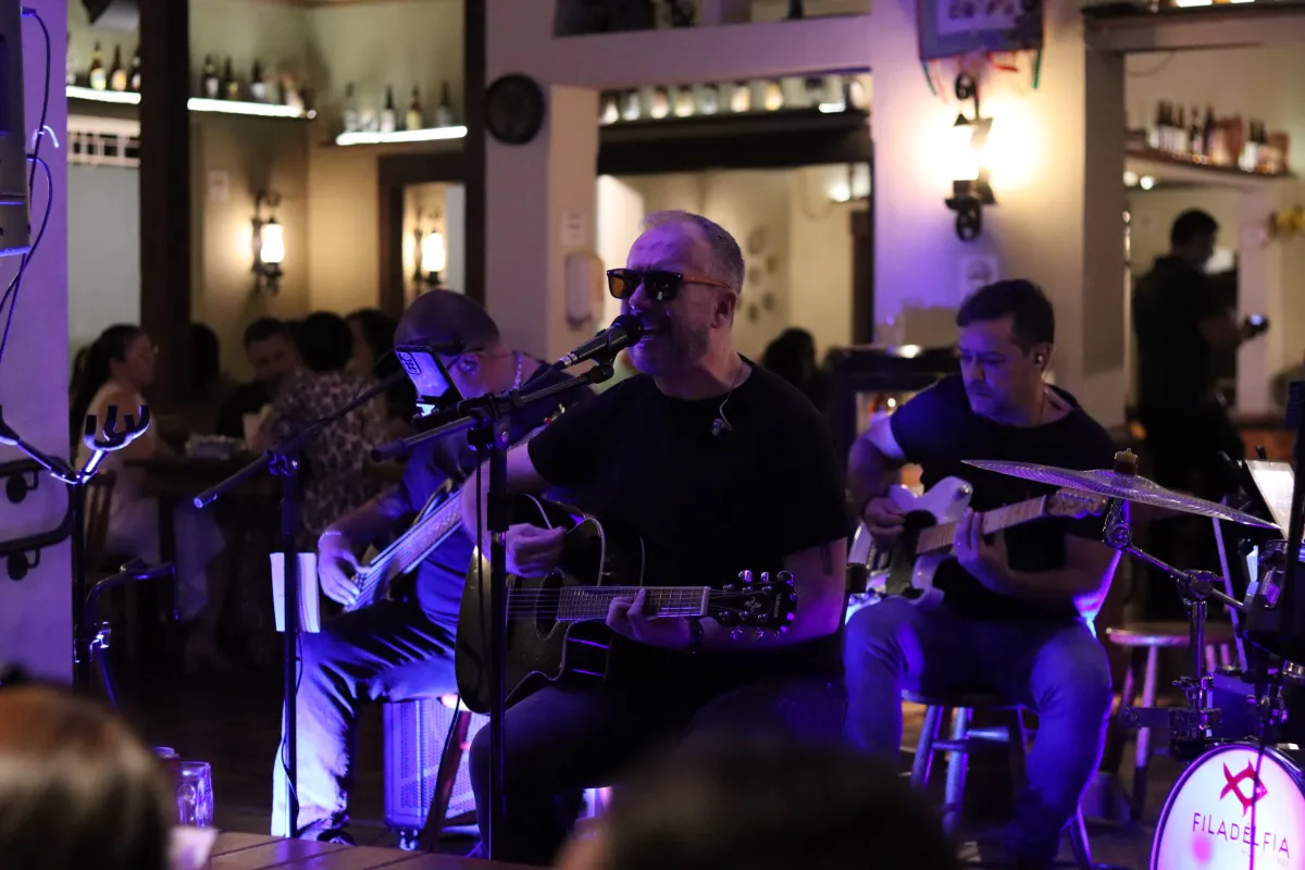 Música ao vivo e banda tocando na Casa da Cachaça em Londrina